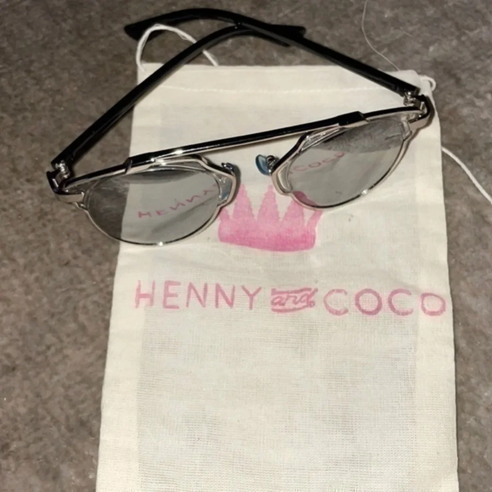 Henny and CoCo Sunglasses in Hendrix Junior unisex size age 3-10 gently preloved